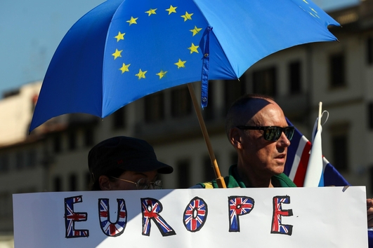 영국 브렉시트 반대 시위자가 EU국기 모양 우산을 들고있다/블룸버그 시위