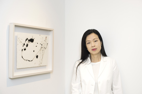 '페이징' 시리즈 가운데 한 작품 앞에 선 김민정 작가. 사진=현대화랑