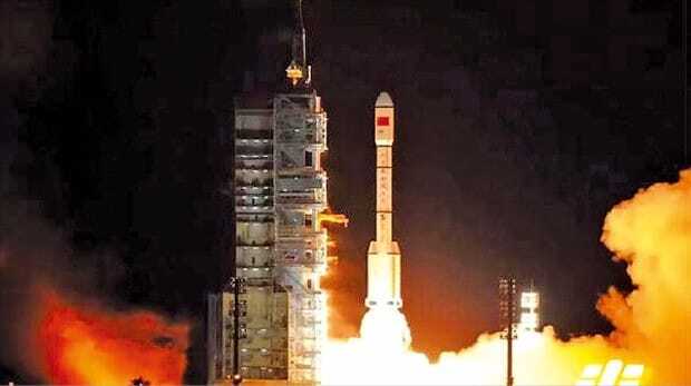 중국의 두 번째 실험용 우주정거장 모듈인 톈궁 2호가 지난해 9월 창정 2F호 로켓에 실려 우주로 발사되고 있다.  중구유인우주계획 제공