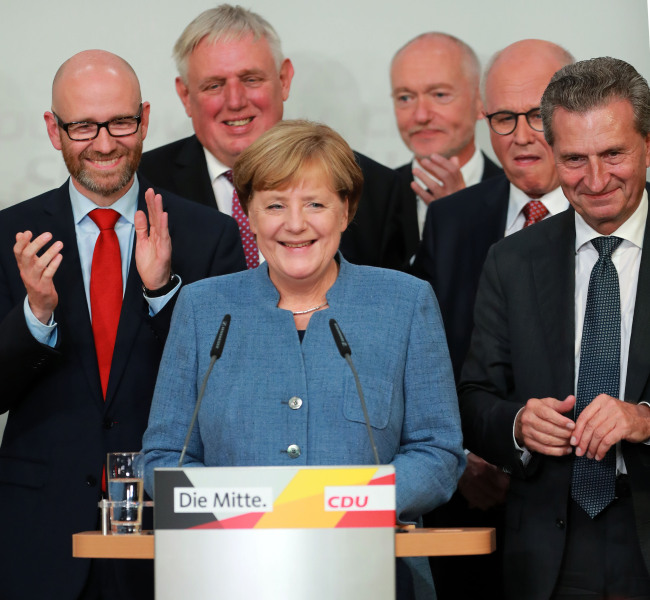 앙겔라 메르켈 독일 총리가 24일(현지시간) 실시된 총선에서 승리가 확실시되자 베를린에 있는 기독민주당(CDU) 당사에서 연설하며 활짝 웃고 있다. [베를린=신화연합뉴스]
