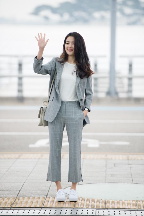 김태리가 패션 아이콘으로 떠오른 계기가 된 ‘공항 패션’. 나이스크랍 제공