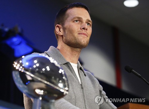 epa05775137 New England Patriots quarterback Tom Brady speaks to the media after receiving the MVP trophy during a press conference at the George R. Brown Convention Center in Houston, Texas, USA, 06 February 2017. The New England Patriots beat the Atlanta Falcons on 05 Februar 2017 to become the Super Bowl LI champions.  EPA/LARRY W. SMITH