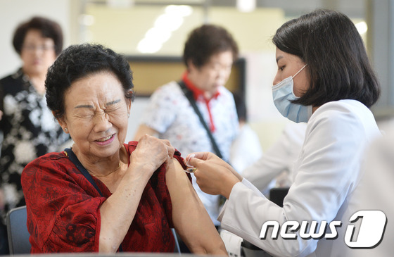 만 75세 이상 노인들이 인플루엔자(독감) 무료접종을 위해 동네의원을 찾았다가 헛걸음을 하는 일이 지난해에 이어 올해도 벌어졌다./뉴스1 © News1 이재명 기자