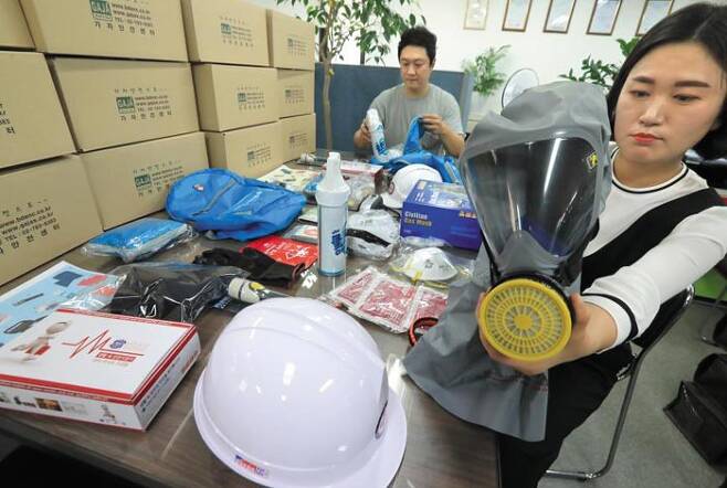 25일 서울 영등포구 여의도에 있는 한 안전용품 판매 업체 직원들이‘생존 배낭’에 들어가는 물건들을 정리하고 있다. /연합뉴스