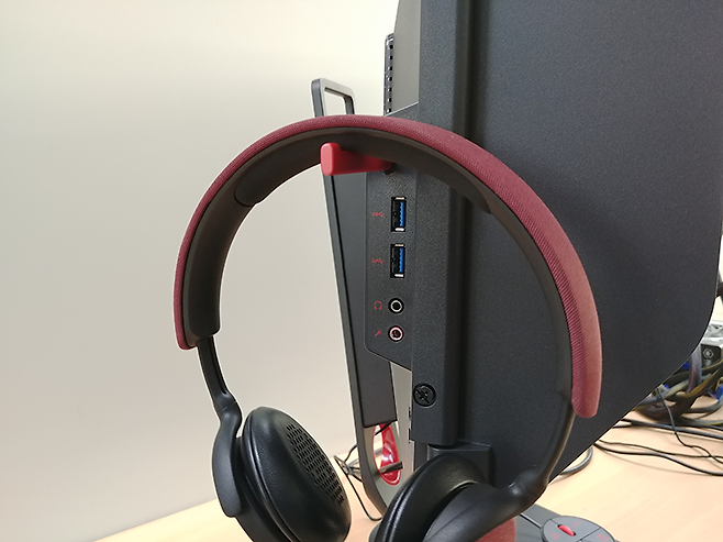 모니터 측면의 헤드폰 걸이 및 USB 단자