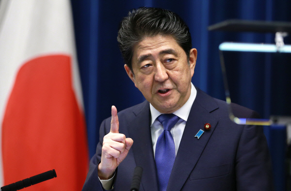 아베 신조 일본 총리가 지난 25일 관저에서 기자회견을 열고 중의원 해산 방침을 밝히고 있다. 도쿄/AP연합뉴스