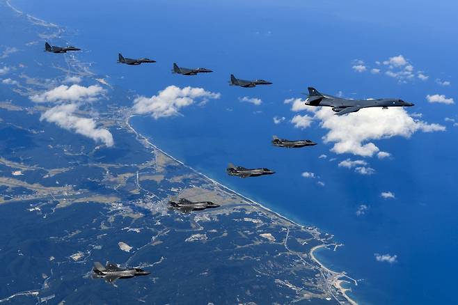 지난 18일 한반도 상공에서 연합 훈련 중인 미국의 전략폭격기와 한국 공군 전투기들. /사진=미국 국방부
