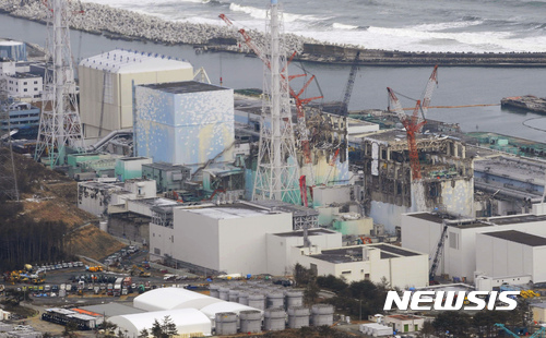 【오쿠마(후쿠시마)=교도·AP/뉴시스】일본 정부와 도쿄(東京)전력은 26일 동일본대지진으로 폭발사고를 일으킨 후쿠시마(福島) 제1원자력발전소(사진) 폐로 공정과 관련, 1·2호기의 사용후 핵연료 제거 작업 착수 시점을 오는 2020년도에서 '2023년도'로 3년 더 연기했다.3호기의 경우 현재 방침대로 '2018년도 중반께' 사용후 핵연료 제거 작업을 시작한다. 2017.09.26.