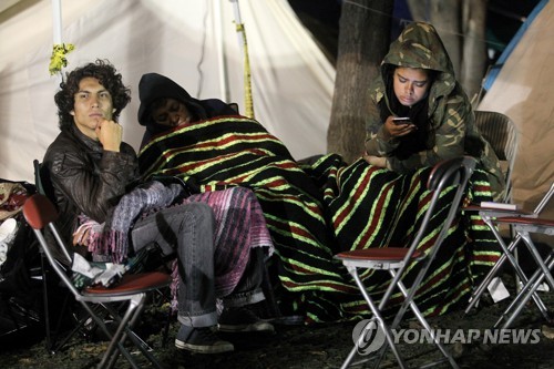 임시 텐트촌에 머무는 강진 이재민들 [EPA=연합뉴스]