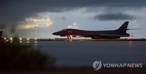(앤더슨 공군기지<미국령 괌> EPA=연합뉴스) 미국 공군의 전략폭격기 B-1B 랜서 여러 대가 23일(현지시각) 북한 동해 국제공역을 비행하는 '무력시위'를 펼쳤다고 미 국방부가 밝혔다.         bulls@yna.co.kr