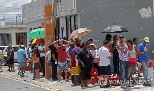 25일(현지시간) 주유소 앞에 줄을 선 푸에르토리코 주민들[AP=연합뉴스]