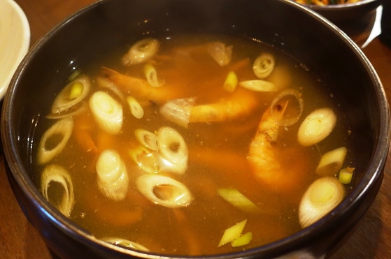 이북식해장국은 원래 소고기로 끓이는데 대신 새우를 넣었다. 버섯과 박속도 들어갔다.