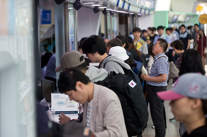 시민들이 추석 연휴에 앞선 8월29일 오전 서울역 대합실에서 열차승차권을 예매하고 있다. ⓒ고성준 기자