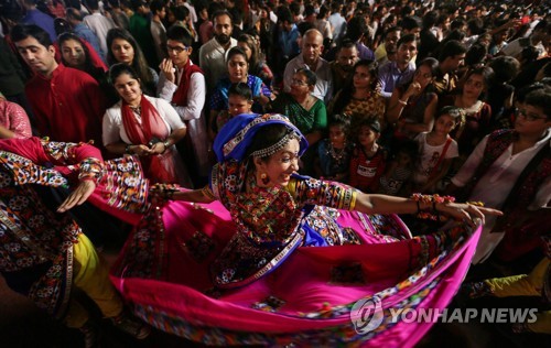 지난달 25일 인도 서부 뭄바이에서 나브라트리 축제를 맞아 열린 가르바 행사에서 여성들이 전통의상을 입고 춤을 추고 있다.[EPA=연합뉴스 자료사진]