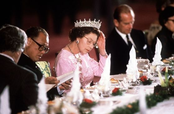 여왕이 식사를 마치면 더 이상 음식을 먹을 수 없다. 빅토리아 여왕 시절의 전통이다. [중앙포토]