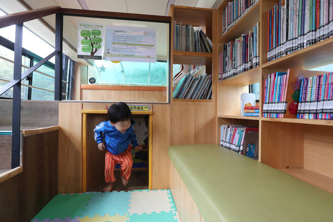 서울 도봉구 창동 숲속 창골마을 붕붕도서관은 엔진룸이 있던 자리에 숨는 공간을 만들어 어린이들이 즐겨 찾는 장소로 만들었다. 신인섭 기자