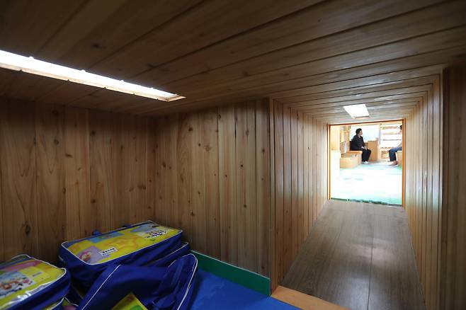 서울 도봉구 창동 숲속 창골마을 붕붕도서관. 엔진룸 부분을 비우고 작은 동굴 같이 만들었다. 신인섭 기자