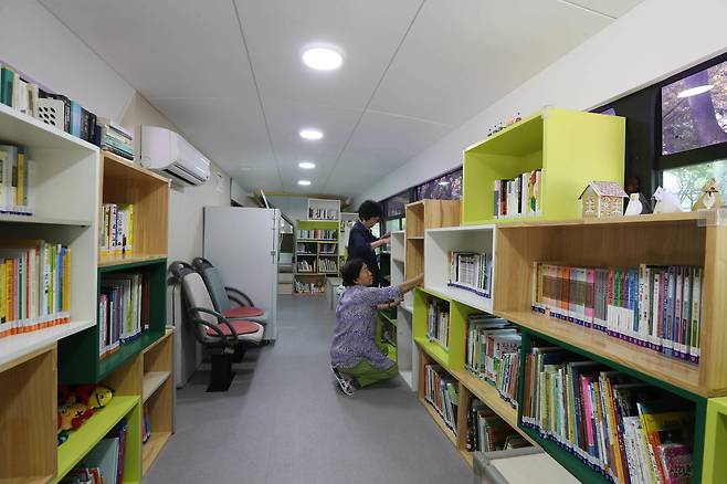 중랑구 용마폭포공원 내에 있는 책깨비 도서관에서 근무자들이 책을 정리하고 있다. 신인섭 기자