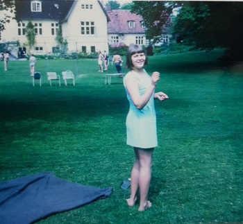 1967년 덴마크 헬싱외르에 있는 국제학교 유학시절 교정에 서 있는 22살 핀란드 여학생 에텔 티칸데르. 김판수씨가 직접 찍어 50년간 소중하게 간직해온 사진이다.