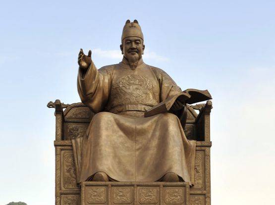 서울 광화문 광장에 자리한 세종대왕 동상.