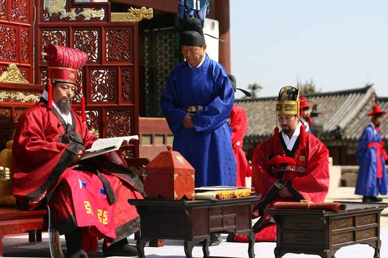 서울 경복궁 근정전에서 열린 ‘훈민정음 반포 재현 행사’에서 집현전 학사 정인지가 창제자 대표로 세종대왕에게 훈민정음을 올리는 모습.