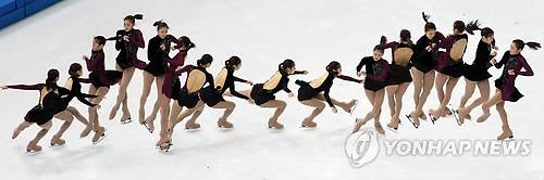 (소치=연합뉴스) 임헌정 기자 = '피겨여왕' 김연아가 2014 소치 동계올림픽 피겨스케이팅 프리스케이팅 경기를 앞두고 20일 러시아 소치 아이스버그 스케이팅 팰리스에서 '아디오스 노니노'에 맞춰 드레스 리허설을 하고 있다. 사진은 김연아가 더블 악셀-더블 토루프 연결 동작을 연속 촬영해 레이어 합성으로 한 장으로 만든 사진. 2014.2.20 kane@yna.co.kr