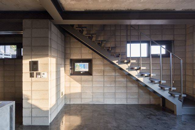 2층으로 올라가는 계단. 철로 틀을 만들고 콘크리트 상판을 얹었다. 옆집과의 시선이 마주칠까 봐 창은 작게 냈다. 이한울(에이플래폼) 제공