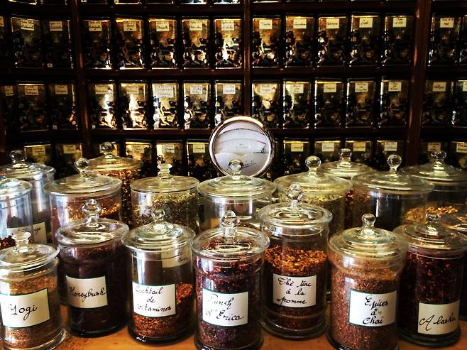 아비뇽의 로스팅 하우스. 생 커피를 달인 물은 하찮은 음료에 불과하다. 그러나, 커피가 탄화炭化되면 향이 풍부해지고, 우리가 마시는 것과 같은 커피의 특징인 지방을 형성한다© News1