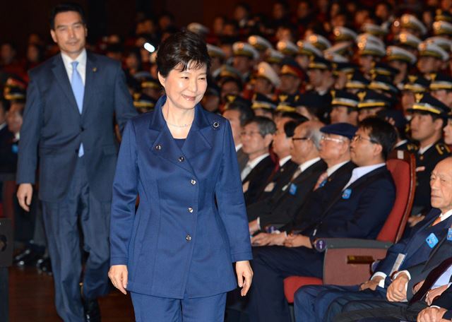 박 전 대통령이 2015년 10월 21일 서울 세종문화회관에서 열린 70주년 경찰의 날 기념식에 참석해 단상으로 이동하고 있다. 청와대사진기자단