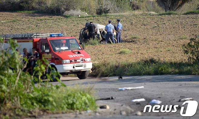 몰타 경찰이 갈리치아 사망 현장을 조사하고 있다. © AFP=뉴스1