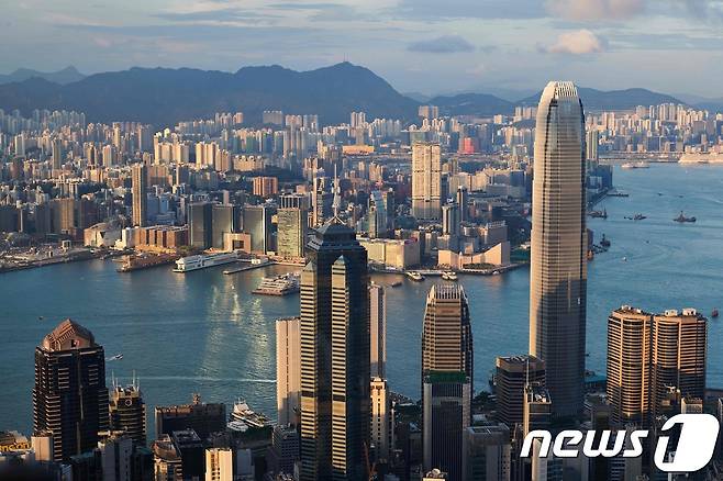 홍콩에서 북한 핵무기 개발 프로그램에 쓰이는 자금들의 돈세탁이 이뤄지고 있다고 16일(현지시간) CNN이 보도했다. 사진은 홍콩 도심가 모습. © AFP=뉴스1