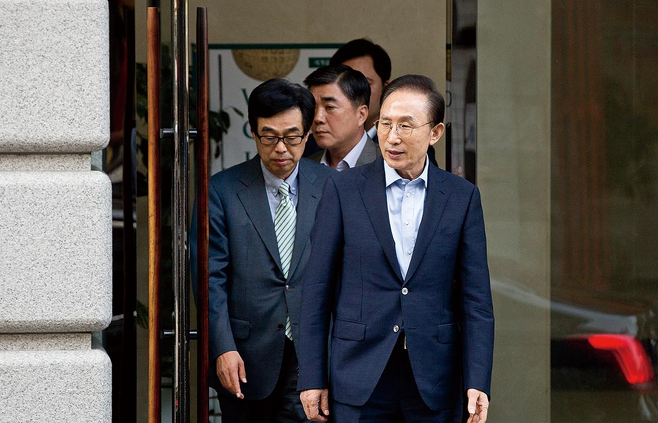 이명박 전 대통령(오른쪽)이 9월25일 서울 강남구 사무실을 나서고 있다. © 시사저널 최준필