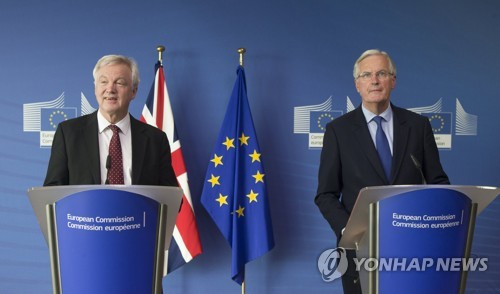 브렉시트 협상 수석대표. 오른쪽이 미셸 바르니에 EU 대표 [연합뉴스 자료 사진]