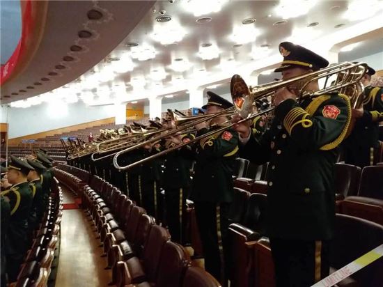 18일(현지시간) 19차 당대회 개막에 앞서 군악단이 리허설을 하고 있다. [베이징=김혜원 특파원]
