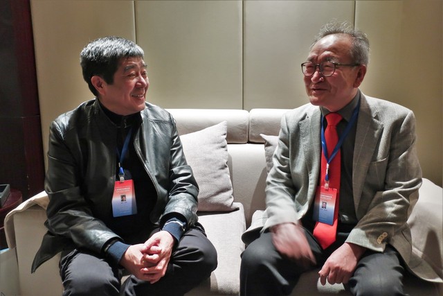 중국 지린성 창춘에서 열린 제11차 한·중작가회의에 참가한 문학평론가 홍정선 인하대 교수(사진 오른쪽)와 중국 시인 량핑이 17일 오후 행사 장소인 쏭위안 호텔 회의실에서 대담을 하고 있다.