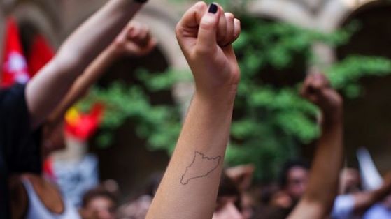 팔에 카탈로니아 지도 문신을 한 여학생이 독립 주민투표를 불법으로 규정한 스페인 정부를 규탄하고 있다. [AP]