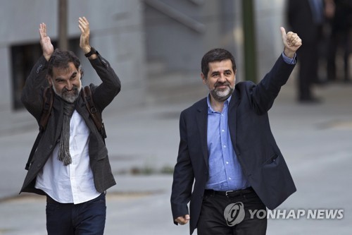 16일(현지시간) 법정에 출두했다가 구속된 카탈루냐 분리독립을 지지하는 시민단체 움니움 쿨투랄의 조르디 키사르트(왼쪽)와 ‘카탈루냐 국민의회’(ANC)의 조르디 산체스 [AP=연합뉴스]
