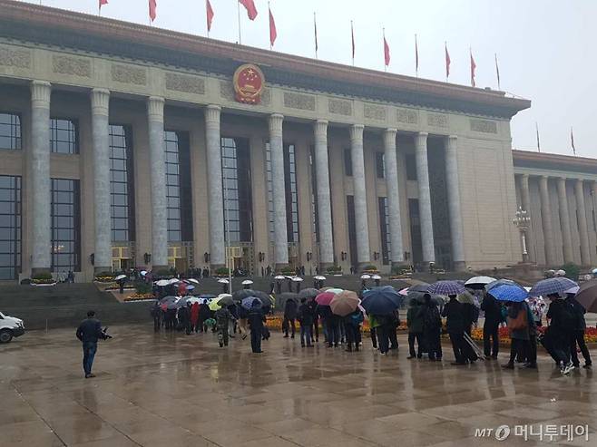 제 19차 중국공산당 전국대표대회(당 대회)를 취재하기 위해 인민대회당을 찾은 취재진들이 대회당에 들어가기 위해 줄을 서서 기다리고 있다/사진=진상현 베이징 특파원