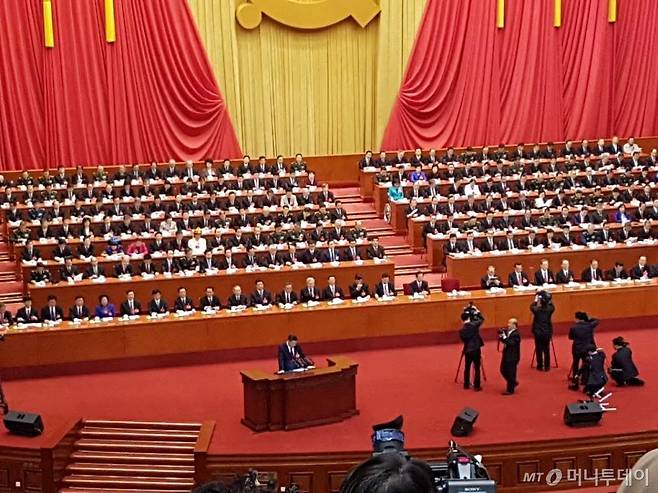 시진핑 중국 국가주석이 제 19차 중국공산당 전국대표대회(당 대회) 개막 직후 업무 보고를 하고 있다. 사진=진상현 베이징 특파원