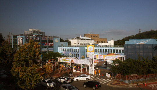 현 애니메이션센터 전경. 구 서울방송국(오른쪽)과 원자력원(왼쪽)도 보인다.   안창모 제공