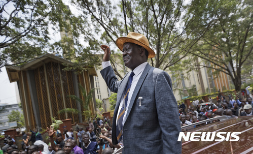 【나이로비=AP/뉴시스】 케냐의 야당 지도자로 8월 대통령선거에 졌던 라일라 오딩가 후보가 1일 대법원의 대선 무효 판결 직후 법원 앞에서 지지자들에게 손을 흔들고 있다. 대법원은 60일 내에 다시 선거를 치를 것을 명령했다. 2017. 9. 1.