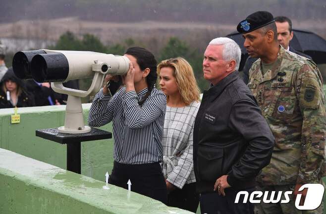 마이크 펜스 부통령은 지난 4월 방한시 두 딸과 함께 DMZ를 시찰했다.Je © AFP=뉴스1