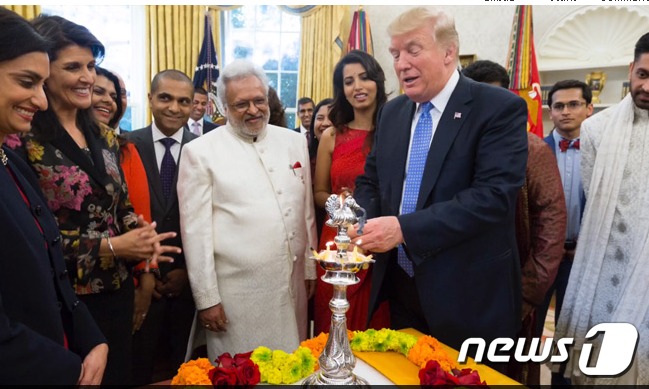 트럼프 대통령은 17일 백악관에서 인도계 직원들을 모아 힌두교 최대 축제를 기념했다. [출처=도널드 트럼프 페이스북]ws1