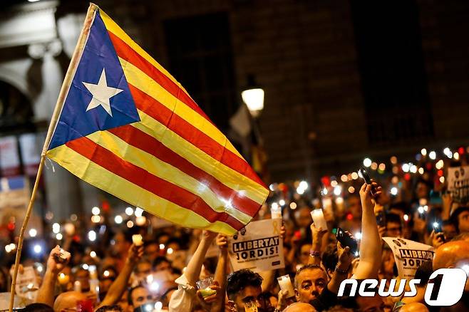 17일(현지시간) 바르셀로나에서 20만명의 시민들이 카탈루냐 독립지지 활동가 2명의 구속을 규탄하는 대규모 촛불집회를 열고 있다.  © AFP=뉴스1