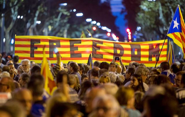 스페인 중앙정부의 최후통첩 시한 하루 전날인 17일 카탈루냐 독립을 지지하는 주민들이 바르셀로나 도심에 모여 시위선동 혐의로 구속된 독립운동 단체 활동가의 석방을 요구하는 촛불집회를 열고 있다. 펜타프레스 연합뉴스
