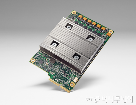 구글이 개발한 TPU 칩/사진출처=구글 미국 블로그