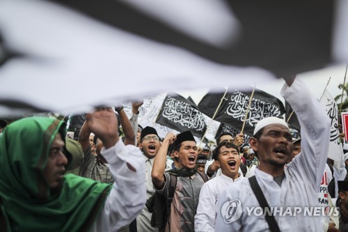 2017년 9월 29일 인도네시아 자카르타의 하원 건물 앞에서 무슬림 과격단체들이 인도네시아 공산당(PKI)의 부활이 우려된다는 명분을 내세우며 시위를 벌이고 있다. 이들 중 일부는 조코 위도도 현 대통령이 공산주의자라는 주장을 펼치기도 했다. [EPA=연합뉴스]