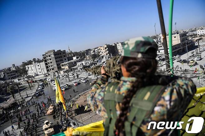 아랍·쿠르드 연합군 시리아민주군(SDF)이 라카 시내를 내려다 보고 있다. © AFP=뉴스1