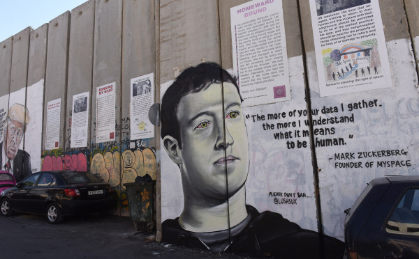 페이스북 창업자 마크 저커버그의 벽화가 18일(현지시간) 이스라엘 베들레헴 서안의 분리장벽에 그려져있다. 베들레헴 | UPI연합뉴스