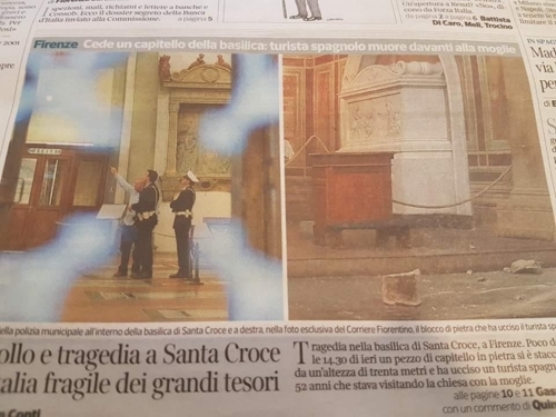 석조 구조물이 떨어진 피렌체 산타 크로체 성당 내부를 둘러보는 경찰(왼쪽)과 추락해 바닥에 나뒹구는 돌덩이 [이탈리아 일간 코리에레 델라 세라]